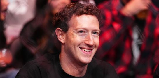 O Mark Zuckerberg έκανε σερφ με σμόκιν, μία αμερικανική σημαία και μπύρα