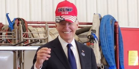 O λόγος που ο Biden εμφανίστηκε με καπέλο της καμπάνιας του Trump