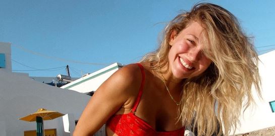 Η Κλέλια Ανδριολάτου ποζάρει στα βράχια της Μήλου