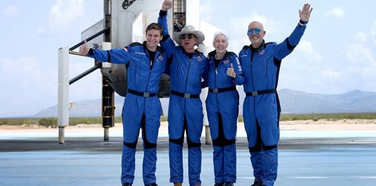 Η ατμόσφαιρα ηλεκτρισμένη για τον Jeff Bezos στο διάστημα