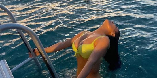 Η Salma Hayek ξεκίνησε τις βουτιές