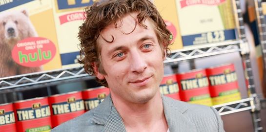 Κάθε άντρας εκεί έξω μπορεί να μπει τα ρούχα του Jeremy Allen White