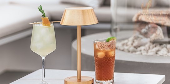 Η αθηναϊκή μπαρ σκηνή δένει στο νησί