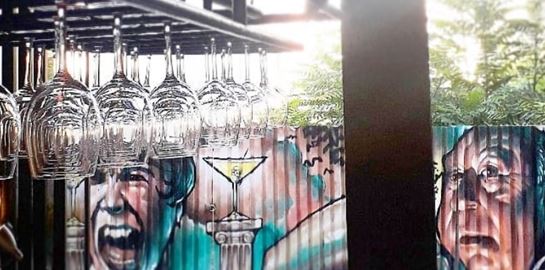 Για ποτό στο στέκι του Alfred