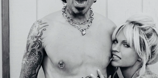 Lily James και Sebastian Stan όπως λέμε Pamela Anderson και Tommy Lee