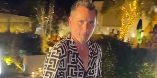 Σε άλλα νέα, ο Matt Bellamy των Muse πήγε απρόσκλητος σε ελληνικό γάμο γιατί απλά μπορεί