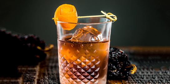 Πώς θα φτιάξεις 4 παραλλαγές του Old Fashioned με ρούμι