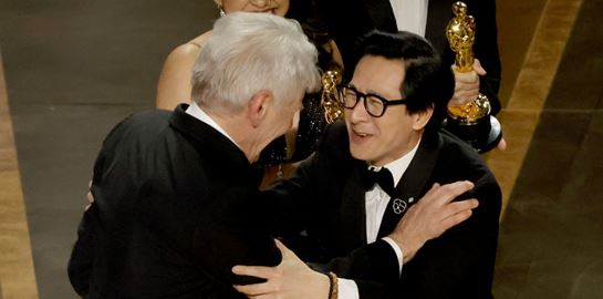 Viral η αγκαλιά Ke Huy Quan - Harrison Ford, 30 χρόνια μετά το Indiana Jones