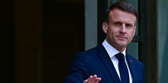 O Emmanuel Macron &quot;θα παλέψει σκληρά&quot; για να παραμείνει το Emily in Paris στο Παρίσι