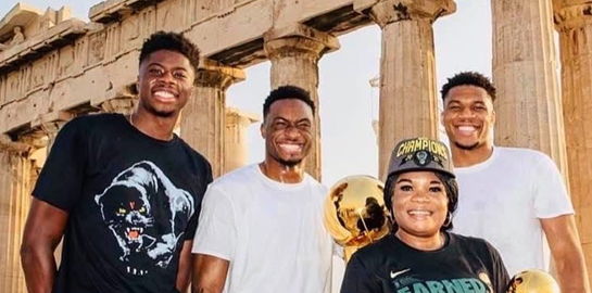 Ο Γιάννης Αντετοκούνμπο και το τρόπαιο του ΝΒΑ στην Ακρόπολη