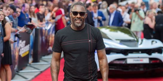 Το καλοκαιρινό total black look του Idris Elba