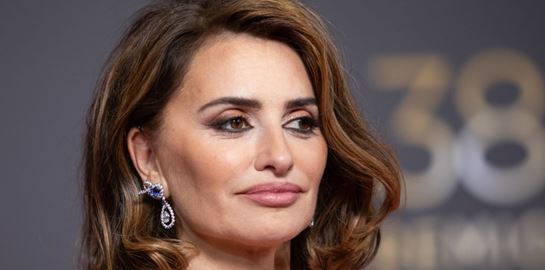 Ο στενός μαύρος κορσές της Penélope Cruz μόλις απογείωσε την Παρασκευή μας