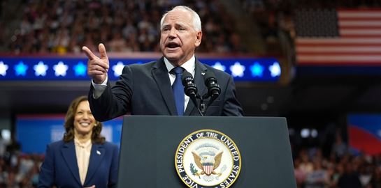 &#39;Σπέρνει χάος και διχασμό&#39; ο Donald Trump, σύμφωνα με τον Tim Walz