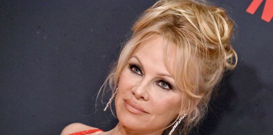 Η Pamela Anderson δεν βλέπει την ώρα να γεράσει