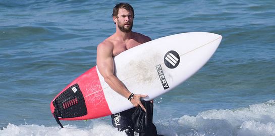 Ο Chris Hemsworth έτοιμος να κολυμπήσει με καρχαρίες