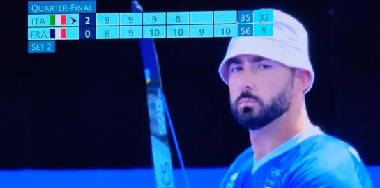 Σε άλλα νέα, ο Eminem έχει σωσία, είναι Ιταλός τοξοβόλος και αγωνίζεται στους Ολυμπιακούς Αγώνες