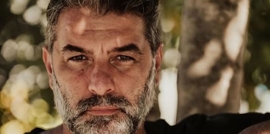 Συνελήφθη ο ηθοποιός Βασίλης Μπισμπίκης-προκάλεσε ζημιές σε αυτοκίνητα και εγκατέλειψε το σημείο