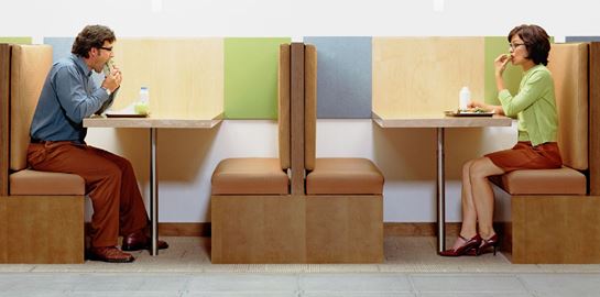 Το να τρως έξω μόνος κάνει κακό στην υγεία σου και στο περιβάλλον