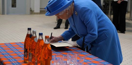 Τι ποτό πίνει η βασίλισσα Ελισάβετ;