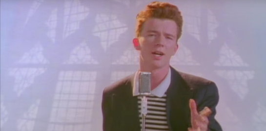 Πιο επίκαιρο από ποτέ, το στυλ του Rick Astley στο Never Gonna Give You Up