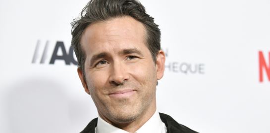 O Ryan Reynolds τρολάρει την αγκαλιά Blake Lively - Taylor Swift