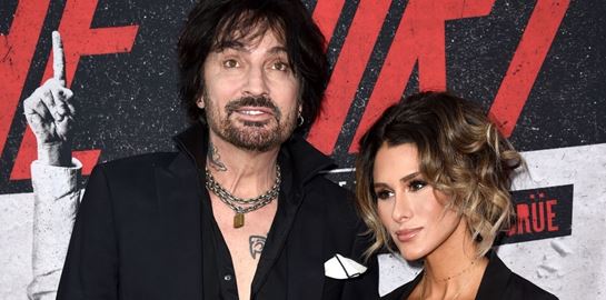 H Brittany Furlan σφάζει με το γάντι την Pamela Anderson