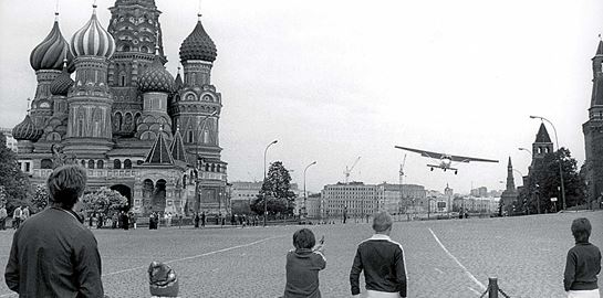 Τότε που ένας έφηβος πέταξε πάνω από το Σιδηρούν Παραπέτασμα και προσγειώθηκε στη Μόσχα