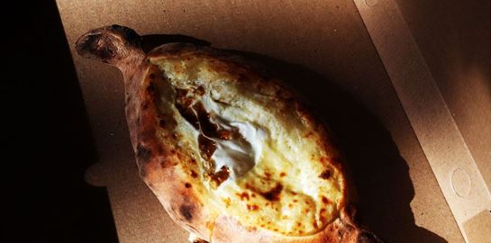 Khachapuri, το αριστουργηματικό πεϊνιρλί της Γεωργίας