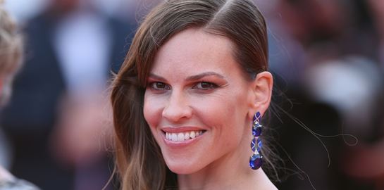 Κάποτε η Hilary Swank ζούσε σε ένα αυτοκίνητο με τη μητέρα της