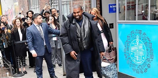 Γιατί η νέα σειρά ρούχων του Kanye West πωλείται σε σακούλες σκουπιδιών;