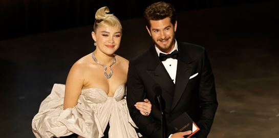 H &#39;περίεργη&#39; στιγμή στην ερωτική σκηνή του Andrew Garfield και της Florence Pugh