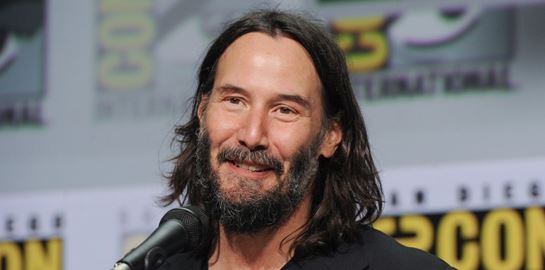 Ο Keanu Reeves αγκαλιάζει σκυλάκια, το ίντερνετ λιώνει