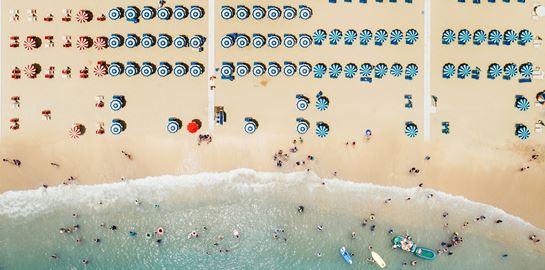 Πλέξιγκλας και τούνελ στις παραλίες: Το σχέδιο των Ιταλών για το καλοκαίρι