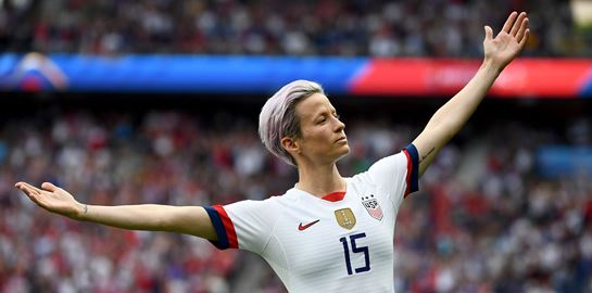 H Megan Rapinoe δεν κλωτσά απλά μία μπάλα