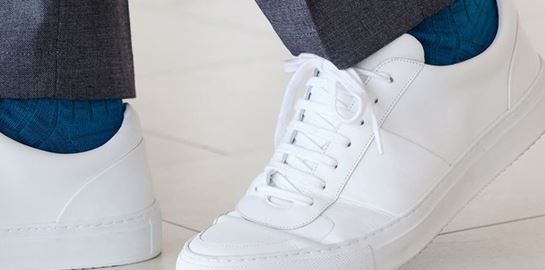 Sneakers με κοστούμι, γιατί όχι;