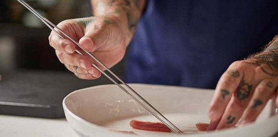 Ο Δημήτρης Κατριβέσης ξανακάνει το Thama του στην Τήνο