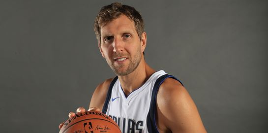 Οι Dallas Mavericks αποσύρουν τη φανέλα του τεράστιου Dirk Nowitzki