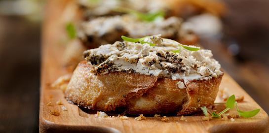 Μπρουσκέτες με ψητό χαλούμι και ταπενάντ σύκου