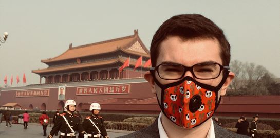 Ο άνθρωπος που φτιάχνει τις καλύτερες μάσκες του κόσμου