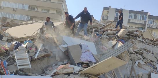 Νεκροί, τραυματίες, αγνοούμενοι και ερείπια στη Σμύρνη μετά τον καταστροφικό σεισμό