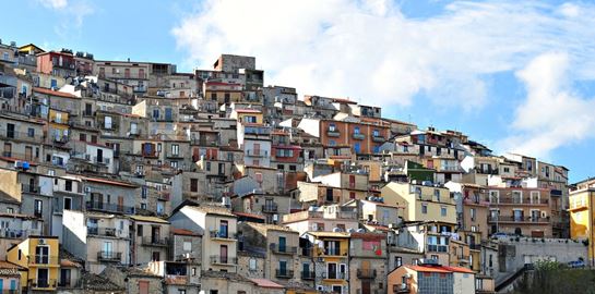 Η κωμόπολη της Σικελίας που προσφέρει δωρεάν σπίτια