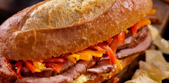 Το σάντουιτς με μπριζόλα είναι η πεμπτουσία του comfort snack