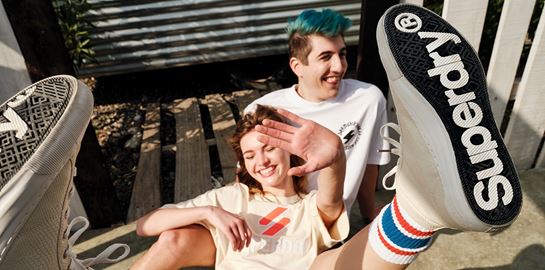 Ο Good Job Nicky ζει το καλοκαιρινό όνειρο της Superdry