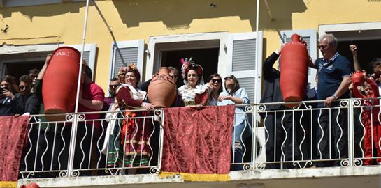 Πάσχα στην Ελλάδα με στάμνες, κούνιες κι αερόστατα