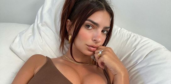 Σε άλλα νέα, όλοι ασχολούνται (πάλι) με την Emily Ratajkowski στο βίντεο κλιπ του Travis Scott