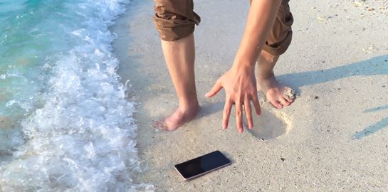 4 πράγματα που ΔΕΝ πρέπει να κάνεις αν το κινητό σου πέσει στο νερό