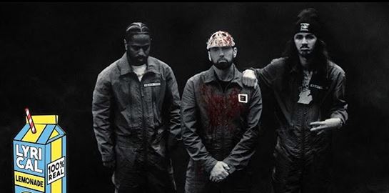 Στο Tobey, ο Eminem σκοτώνει το alter ego του με αλυσοπρίονο