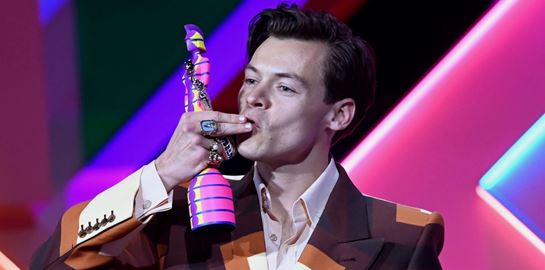 Ακόμα ένα τρελό κοστούμι για τον Harry Styles
