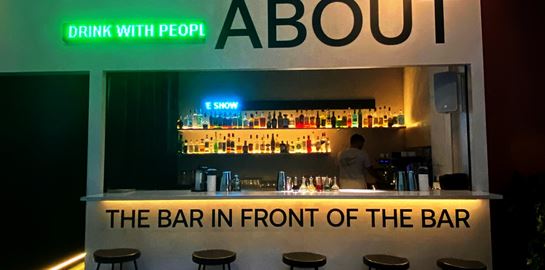 Στο κέντρο της Αθήνας, ένα μπαρ σερβίρει μπροστά από ένα άλλο μπαρ