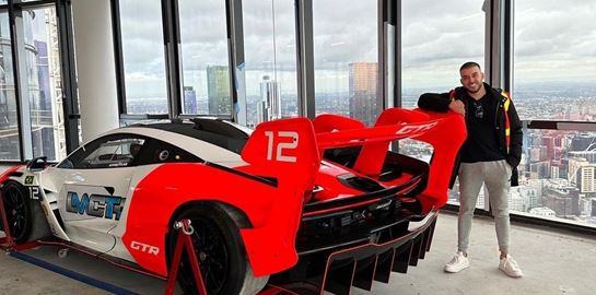 Εκατομμυριούχος ανέβασε μία McLaren Senna GTR σε ουρανοξύστη